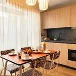 Loft Rare Avec Patio Chic - Tour Eiffel