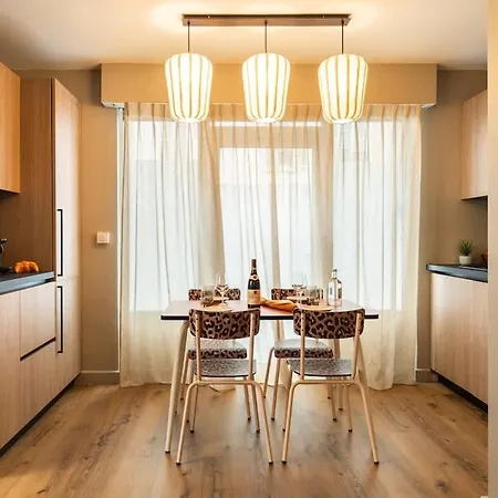 Loft Rare Avec Patio Chic - Tour Eiffel